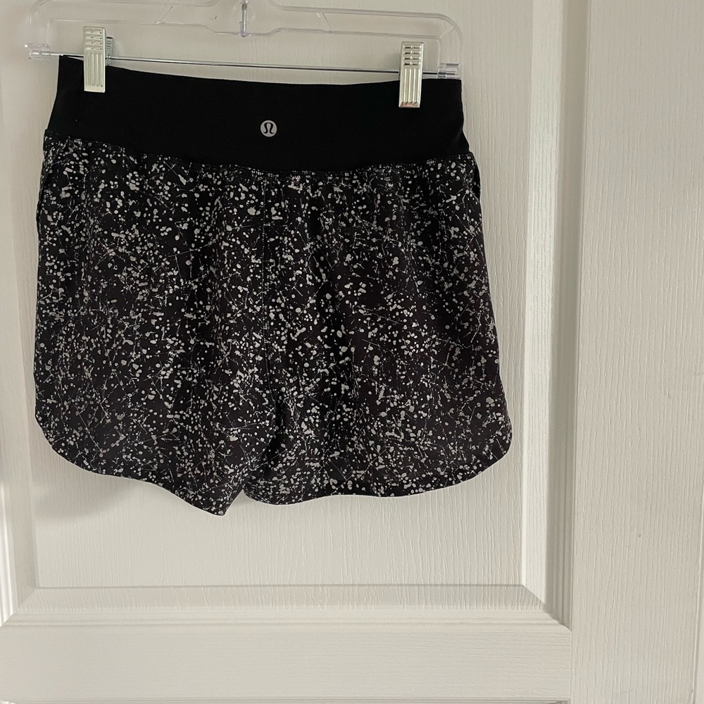 Lululemon Find Your Pace black white confetti reflective shorts Sz 4